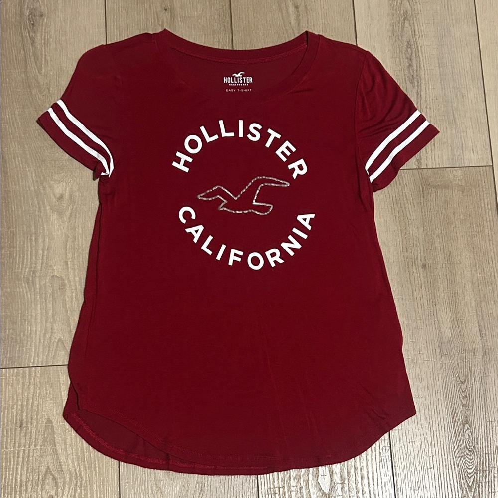 Hollister Women's Maroon Graphic Short-Sleeve Tee